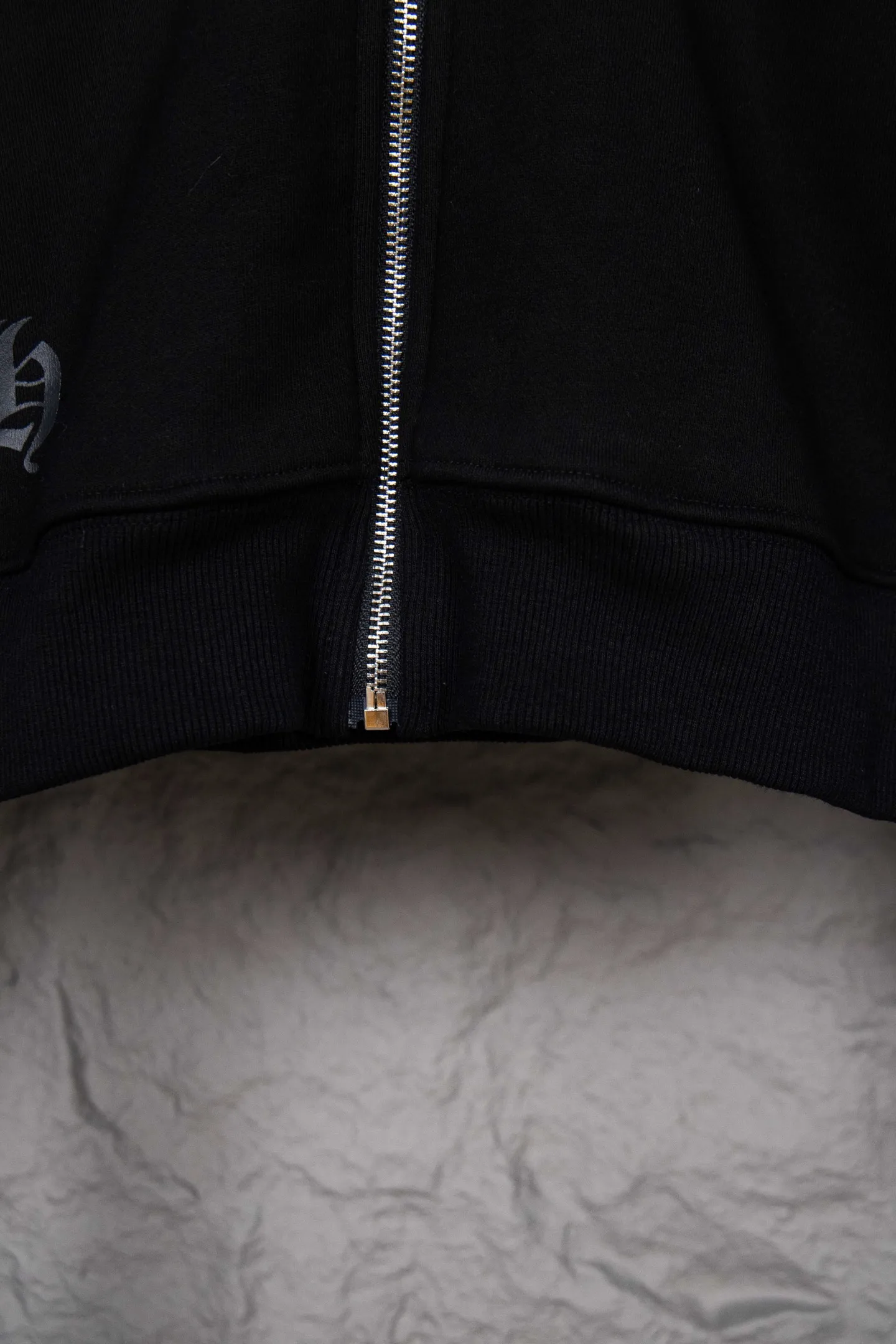P310 ChromeHearts 25 early autumn floral arm horseshoe hooded sweatshirt Sanskrit letter rattan flower cross horseshoe hooded sweatshirt The fabric is made of 440g pure cotton terry with matching threads Imported printing Original custom-made Hardware Color: Black Size: S-XL